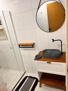 ein Badezimmer mit Waschbecken und Spiegel in der Unterkunft A casa azul in Paraty + 40 Fotos