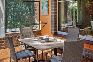 a table and chairs sitting on a patio at Ferienhaus am Rande der Lewitz in Garwitz