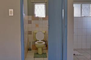 bagno con servizi igienici gialli in camera di Eeufees Cottage a Graskop