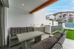 un soggiorno con un divano e un tavolo di Karat Villa Portofino a Los Cristianos