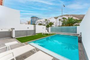 una piscina sul tetto di una casa di Karat Villa Portofino a Los Cristianos