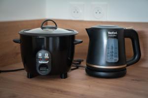 a slow cooker and a tea kettle on a table at T2 cosy - Ti nid vert in La Possession