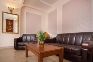 uma sala de estar com um sofá de couro e uma mesa em Avetpark Hotel em São Petersburgo