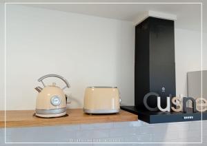 a tea kettle and toaster on a counter in a kitchen at Casa La formidable in Otos