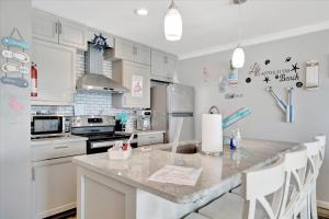 Η κουζίνα ή μικρή κουζίνα στο The Flamingo Balcony Waterview Heated Pool