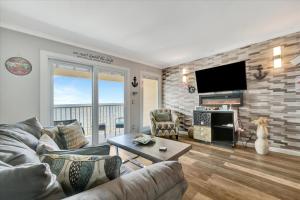 Μια τηλεόραση ή/και κέντρο ψυχαγωγίας στο The Flamingo Balcony Waterview Heated Pool