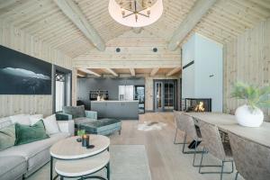 ein Wohnzimmer mit Sofa und Tisch in der Unterkunft Modern Log Cabin For Whole Family At Geilo in Geilo