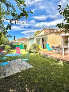 Zahrada ubytování Charme Provençal avec Jacuzzi L’isle-sur-La-Sorgue