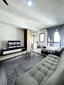 Posezení v ubytování Ena Homes at Alinea - WiFi Smart TV and 1 Carpark
