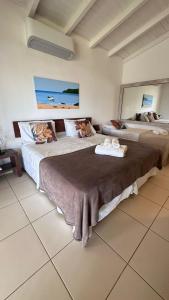 a bedroom with two beds in a room at Bossa Nova Búzios Pousada Home in Búzios
