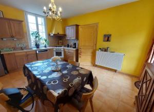 eine Küche mit Tisch und ein Esszimmer in der Unterkunft Maison des Hortensias à 500 m des bords de rivière in Limeuil + 7 Fotos