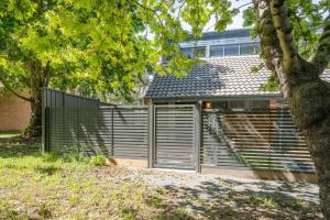 una recinzione di fronte a una casa di Compact and Convenient Unit - Hosted by Canstay a Canberra