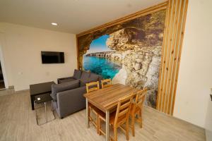 Μια τηλεόραση ή/και κέντρο ψυχαγωγίας στο Anesi Beachfront Luxury Villa