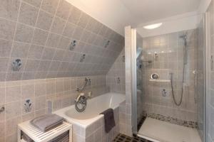 Un baño con bañera, ducha y lavabo. en Ferienwohnung Wallensiepen, en Schmallenberg 17 fotos más