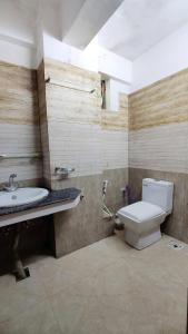 Ένα μπάνιο στο Cozy Family Apartment in Murree