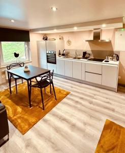 a kitchen with a table and a dining room at L'Entre 2 - Suite Wellness in Amay