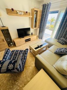 サンミゲル・デ・アボナにあるPromenade Paradise Apartmentのソファと薄型テレビのあるリビングルーム