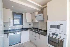 Η κουζίνα ή μικρή κουζίνα στο Villa The Bay