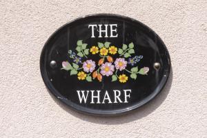 une assiette noire avec des fleurs et le « où » écrit dessus dans l'établissement Peaceful 3-Bed Cottage in Eastington, à Claypits