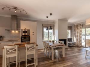 Dapur atau dapur kecil di Villa 8 by Villamya