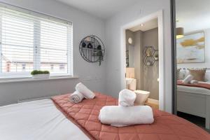 a bedroom with a bed with towels on it at Peaceful Two Bedroom Two Bathroom Home in Gloucestershire