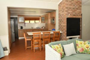 una cucina con tavolo e sedie in una cucina di Concordia Kloof Cottage a Baardskeerdersbos Altre 23 foto