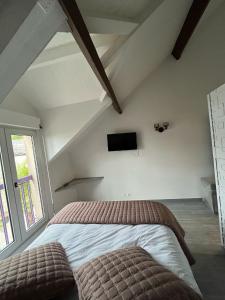 a bedroom with a bed and a tv on the wall at 5eme avenue de meaux in Meaux