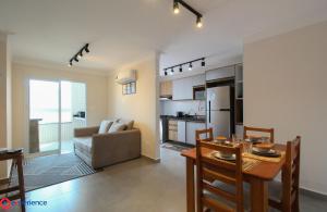 Vila BalneáriaにあるBeira Marのキッチンとテーブルとソファのあるリビングルーム