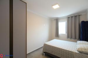 Vila BalneáriaにあるBeira Marのベッドルーム(鏡、ベッド付)