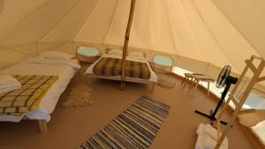 a room with two beds in a tent at Vaideeni Glamping in Izvoru Rece