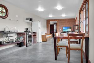 Una cocina o zona de cocina en Sítio Represa Condomínio Serra do Mar 4 Casas