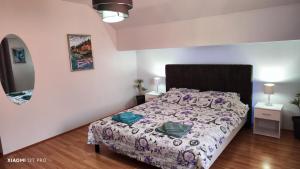 um quarto com uma cama e um espelho em JetNest em Niš