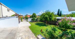 a backyard with a fence and a garden at Holiday Home Leo in Mostar