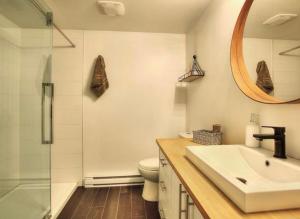 Ένα μπάνιο στο Cozy & Fully-Equipped Apartment in Mont-Tremblant
