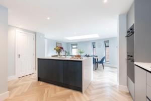 Nhà bếp/bếp nhỏ tại Stylish 5 Bedroom 4 Bathroom Townhouse