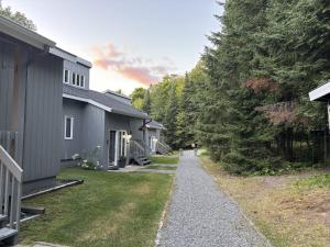 Κήπος έξω από το Cozy & Fully-Equipped Apartment in Mont-Tremblant