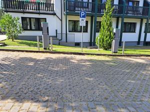 a brick street with a parking sign in front of a building at Waldhotel Wandlitz in Wandlitz