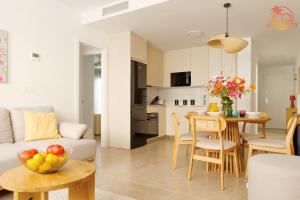 sala de estar y cocina con mesa y sofá en Casa de la Costa - Pintor Clemente, en Santiago de la Ribera