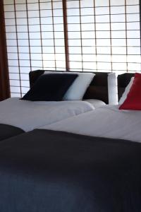 En eller flere senge i et værelse på 釜炒り茶の宿陽だまりTraditional Japanese house near Kumano Kodo and Nachi Falls with parking bikes garden and onsite tea house