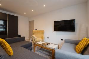 un salon avec deux canapés et une table dans l'établissement Grand Central Apartments - Perfect for Families - Contractors - Professionals, à Central Station