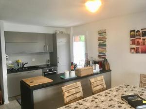 una cucina con un tavolo e un piano di lavoro di Derborence centre 3 pièces 75 m2 piscine balcons a Nendaz Altre 9 foto