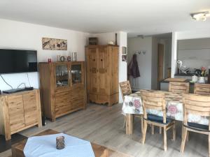 un soggiorno con tavolo e mobili in legno di Derborence centre 3 pièces 75 m2 piscine balcons a Nendaz