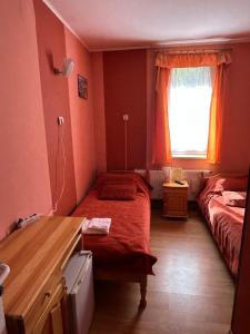 ZărkwischteにあるСемеен хотел Модерния ханのベッド2台と窓のある寝室