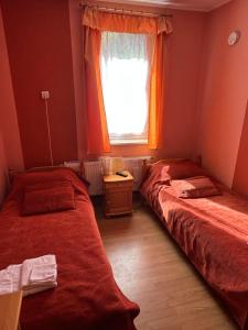 ZărkwischteにあるСемеен хотел Модерния ханの窓のある小さな部屋にベッドが2つある