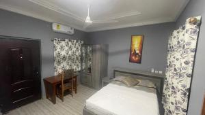 Кровать или кровати в номере Okyeame Memorial Guesthouse - Royal Stayokay