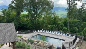 Bazén v ubytování Lux Cabin Mtn Views, Flat Parking, Dog Friendly! nebo v jeho okolí