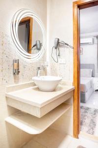 un baño con lavabo y espejo en gem view guest House, en El Cairo