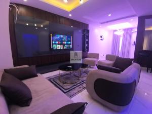 TV a/nebo společenská místnost v ubytování Brand new 2 bedroom terrace duplex apartment