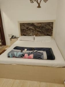 Ένα ή περισσότερα κρεβάτια σε δωμάτιο στο Hotel Raj Deluxe