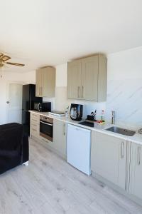 Kuchyň nebo kuchyňský kout v ubytování 3-Bed Bungalow-Garden and Free Parking